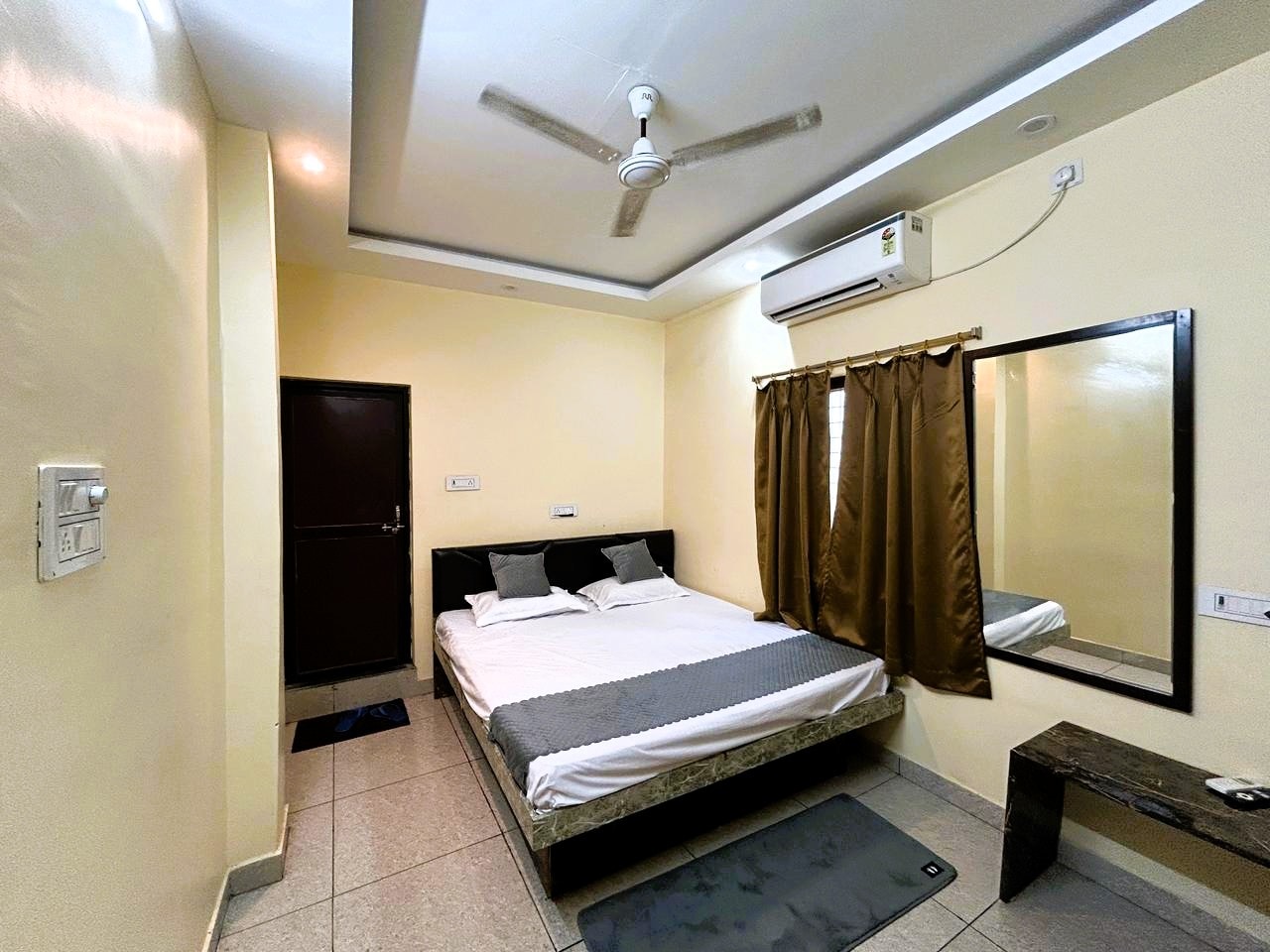 Hotel Sri Jagarnath Inn - Tap to explore photos