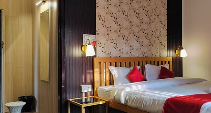 Sunrise Homestay & Lodge - Jalukbari Room Type - Non-AC Deluxe Room - King Bed