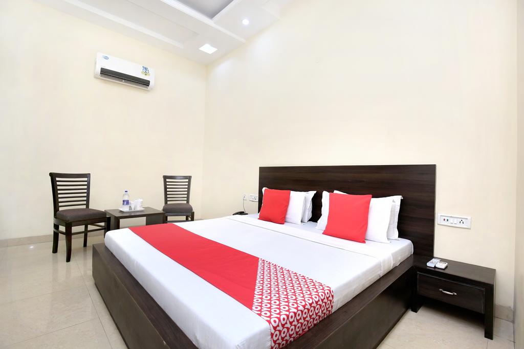 Hotel Milan Palace  - Tap to explore photos