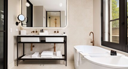 Hilton Melbourne Little Queen Street Room Type - KING PREMIUM SUITE