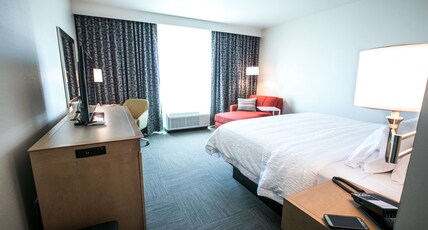 Hampton Inn & Suites by Hilton Tempe/Phoenix Airport Room Type - 1 KING MICROWV FRIDGE NS