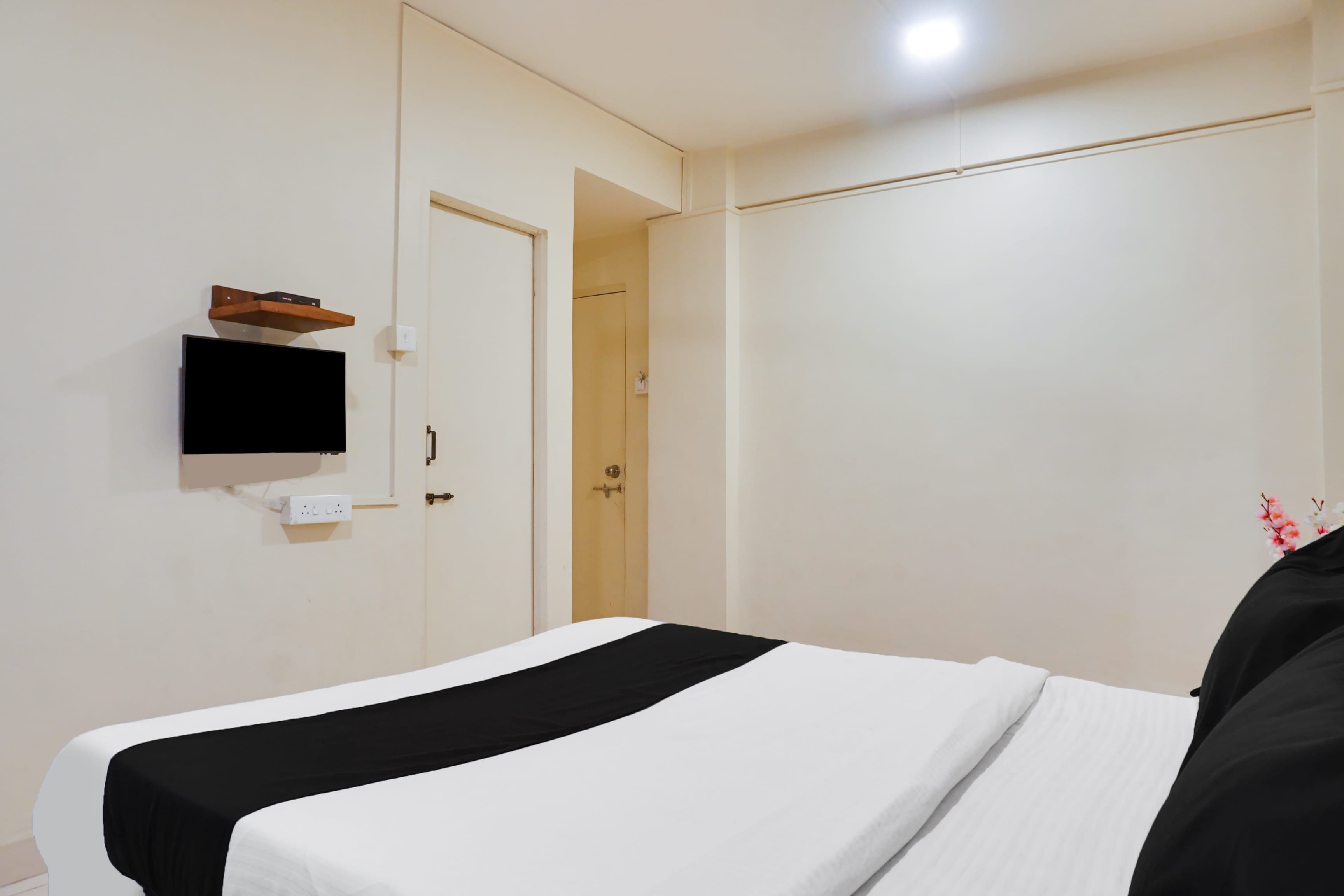 Super Hotel O Jadhav Nagar Near Sinhgad College - Tap to explore photos