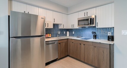 Staybridge Suites PIGEON FORGE - SMOKY MTNS Room Type - 1 Queen Studio Suite Mountain View Balcony