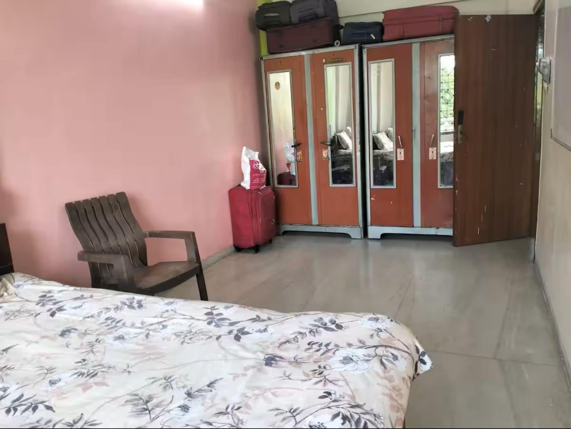Spacious room (Salona Guesthouse Charkop) - Tap to explore photos