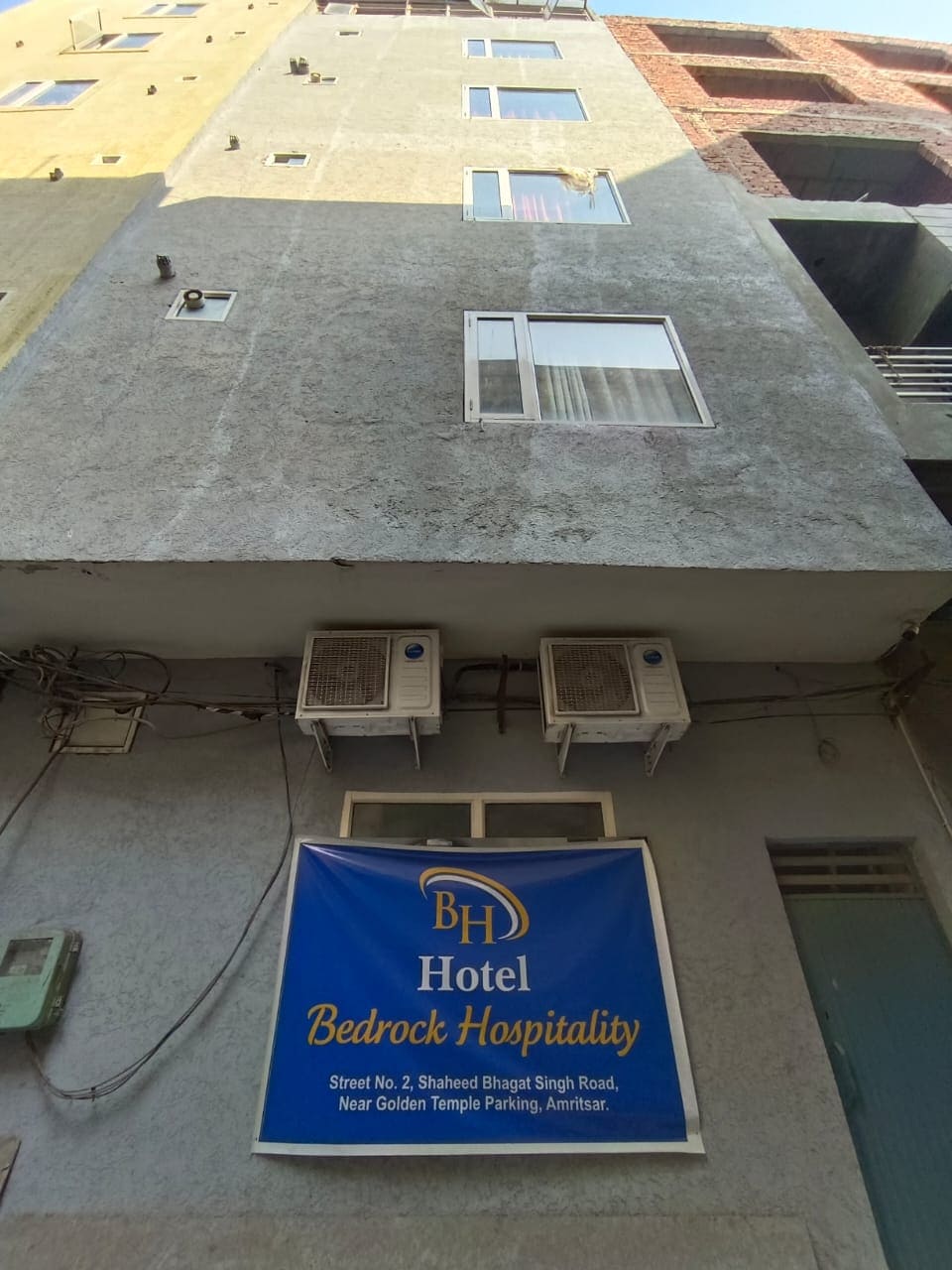 GOLDEN BY BEDROCK NEAR RAILWAY STATION - Tap to explore photos