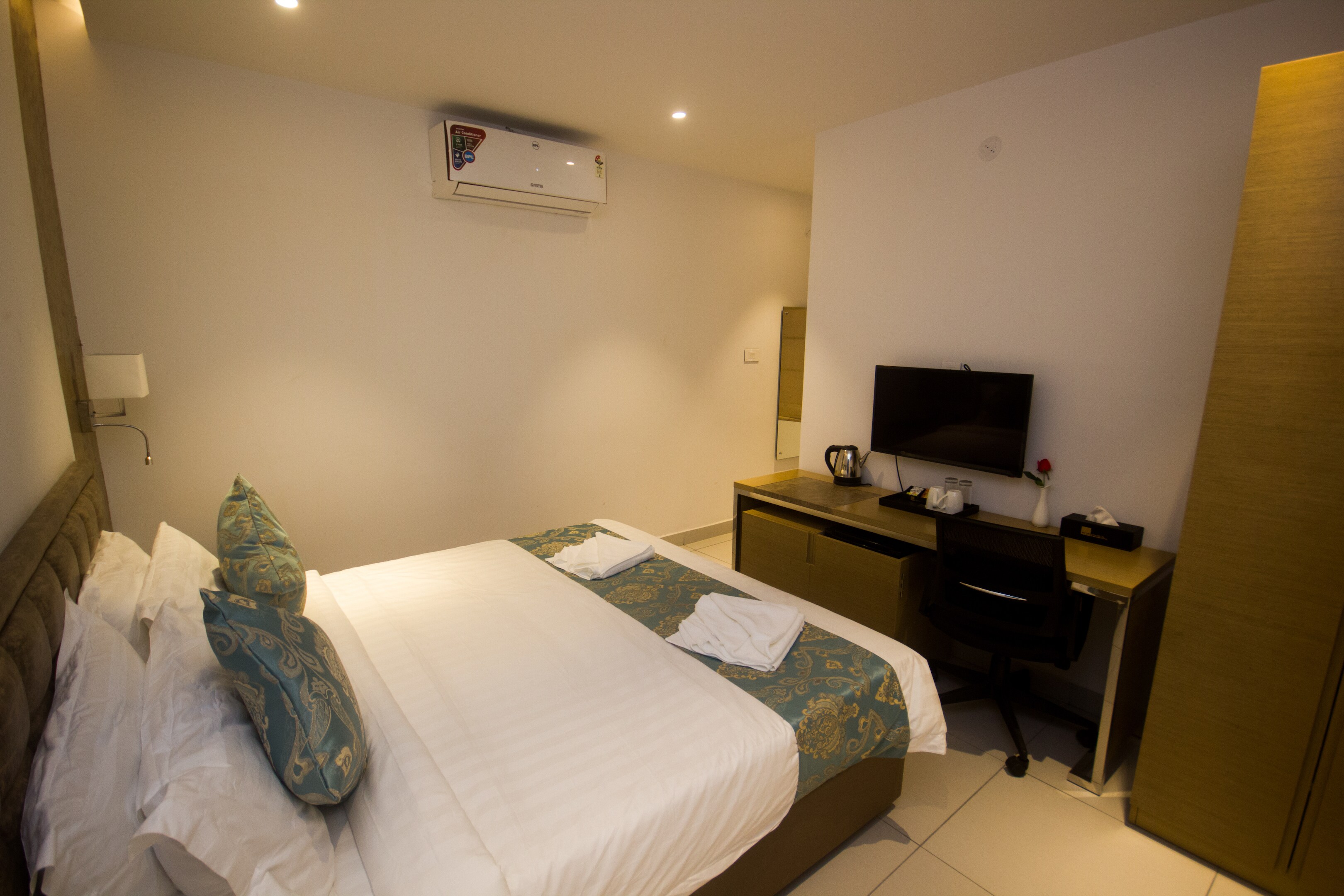 Vihaari 24 Business Hotel - Tap to explore photos