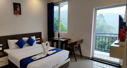 Casillda Munnar | Rooms & Caretaker Room Type - AC Deluxe Double Valley View with Balcony