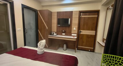 Asusss International Room Type - Deluxe Room with Balcony and Lake View