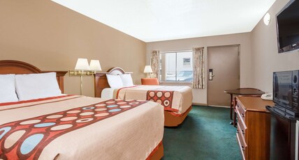Super 8 by Wyndham Greensboro Room Type - 2 Double Beds, Smoking