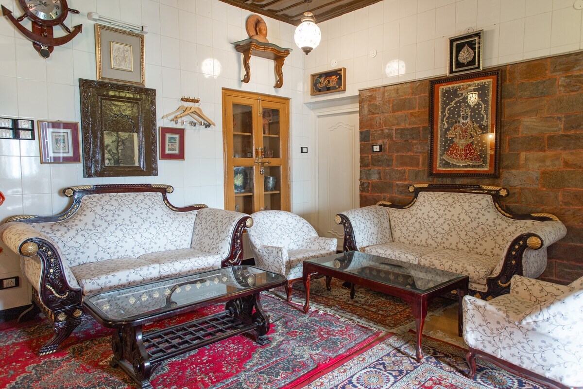 Arvelia Colonial George Everest Luxe By Da Alohas - Tap to explore photos