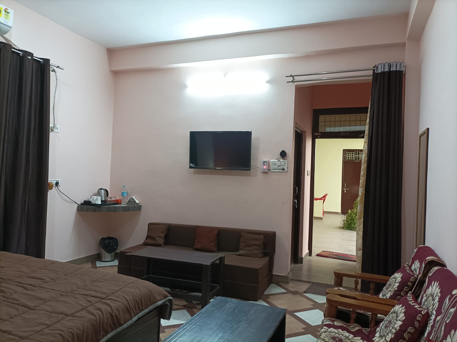 Foreigners Inn: 10 MinuteWalk to KV Temple & Dashashwamedh Ghat - Tap to explore photos