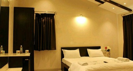 Hotel Strawberry Inn Room Type - Deluxe Family AC Room