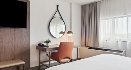 Crowne Plaza Lansing West, an IHG Hotel Room Type - 1 King Standard Worklife Walk in Shower