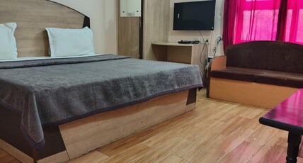 Hotel Suraj, Dabra Room Type - Deluxe Room with Double Bed