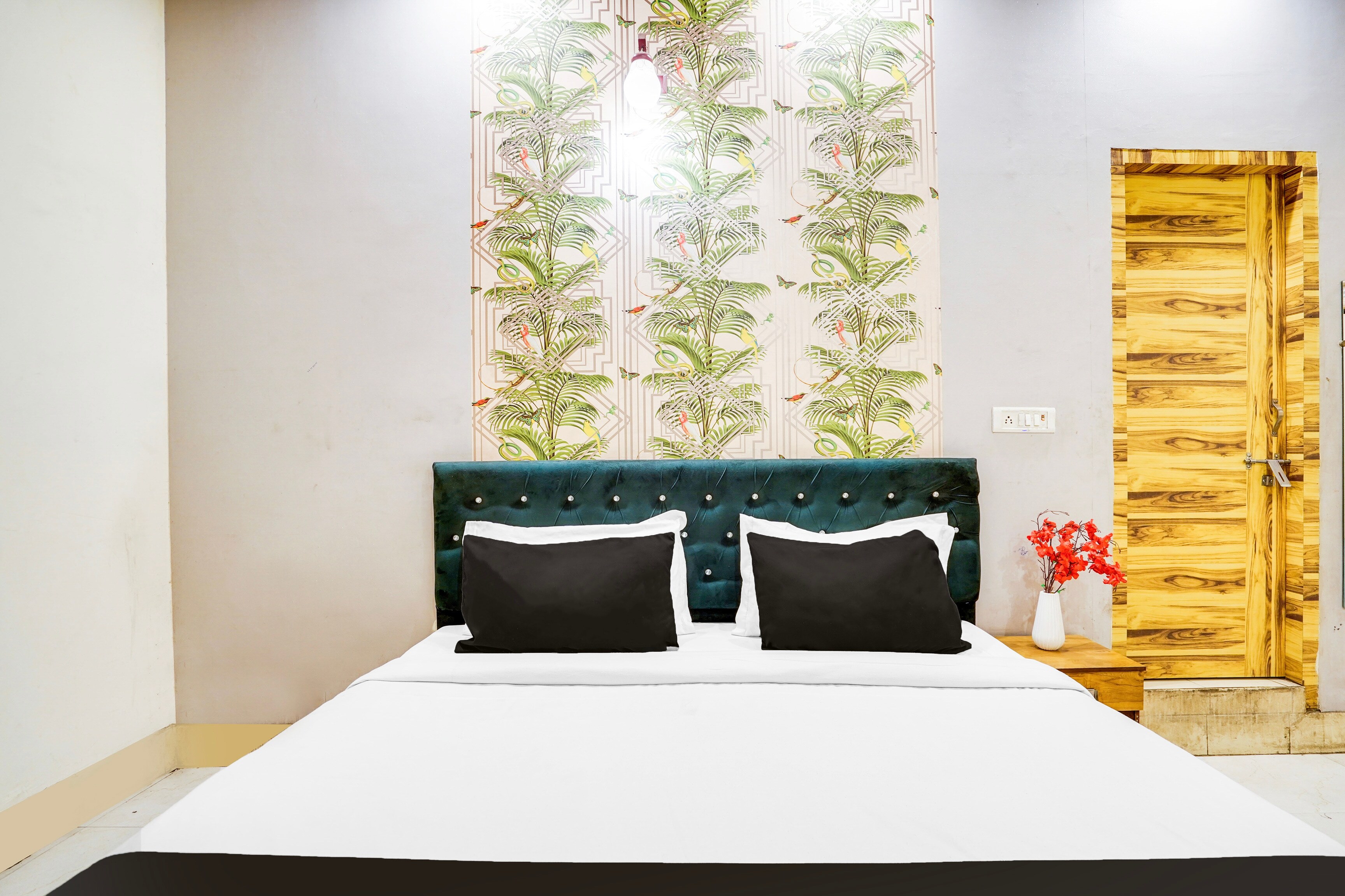 Hotel Platinum Nearest Raj Bagh Metro Station Saheed Nagar - Tap to explore photos