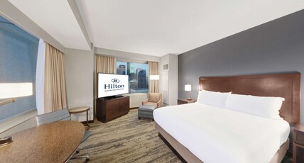 Hilton Americas - Houston Room Type - KING BED LARGE CORNER ROOM