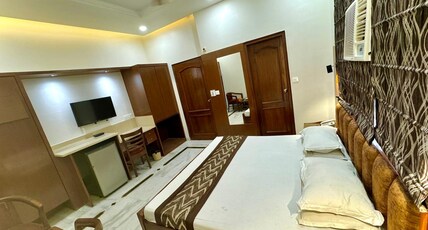 Hotel C Park - Karol Bagh Room Type - Premium Room
