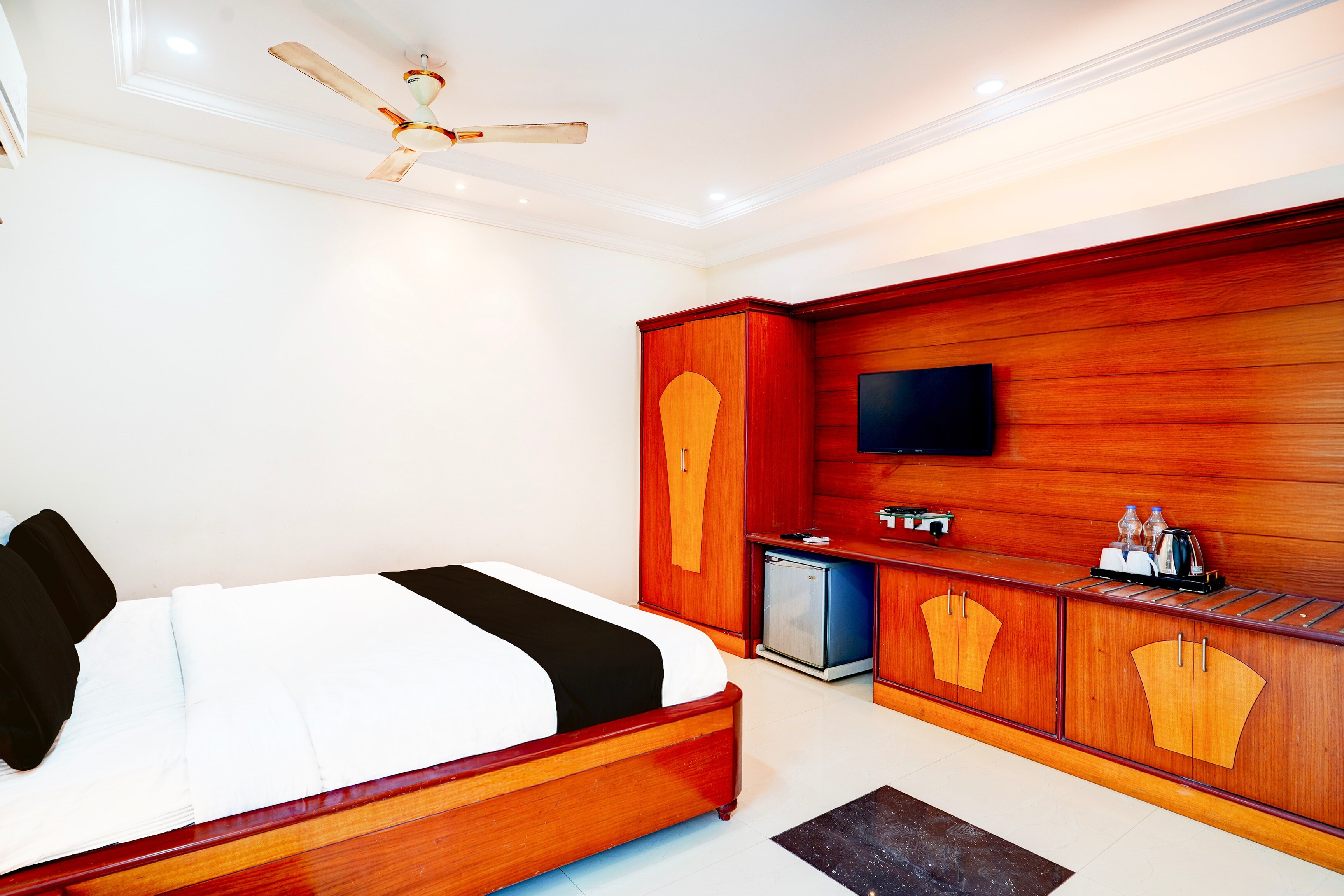 OYO Townhouse Anantapur Near Srikantam Circle - Tap to explore photos