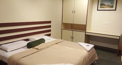 Hotel Dhanashree Room Type - Deluxe Room Non AC Hotel Dhanashree Room Type - Deluxe Room Non AC