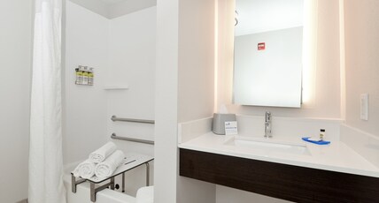 Holiday Inn Express & Suites Pueblo Room Type - 2 Queen Beds Standard Mobil Access Tub
