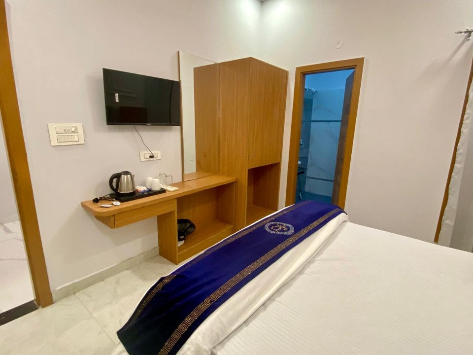 RY Luxuries Hotel | 300m from Golden Temple - Tap to explore photos