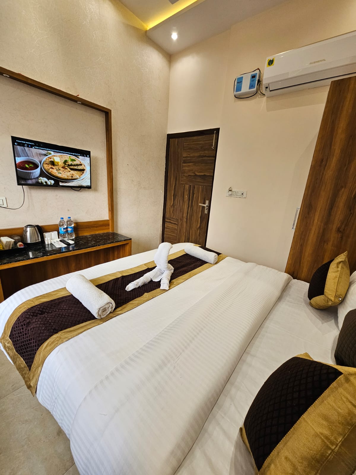 Prince BNB 2 min walk to Golden Temple - Tap to explore photos