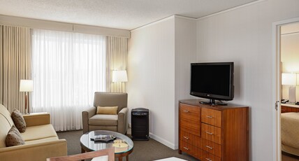 InterContinental SUITES HOTEL CLEVELAND Room Type - 1 King 1 Bedroom Suite Dining Sofa Bed