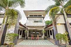 OYO 489 Casa Mia Hotel Suites