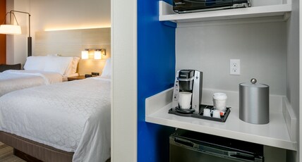 Holiday Inn Express & Suites BEND SOUTH Room Type - 2 Queen Standard Communications Accessible