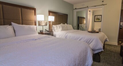 Hampton Inn Winchester-University/ Mall Room Type - 2 QUEENS W FRIDGE NOSMOK