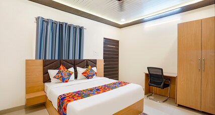 FabHotel Paramhans Guest House - Nr. Sant Ravidas Ghat Room Type - Deluxe Room