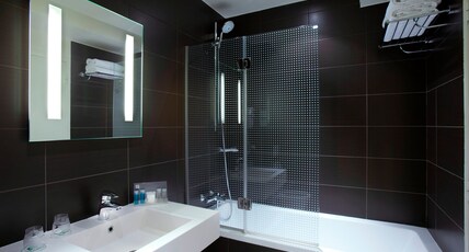 Holiday Inn Paris Op Room Type - 1 Queen Premium
