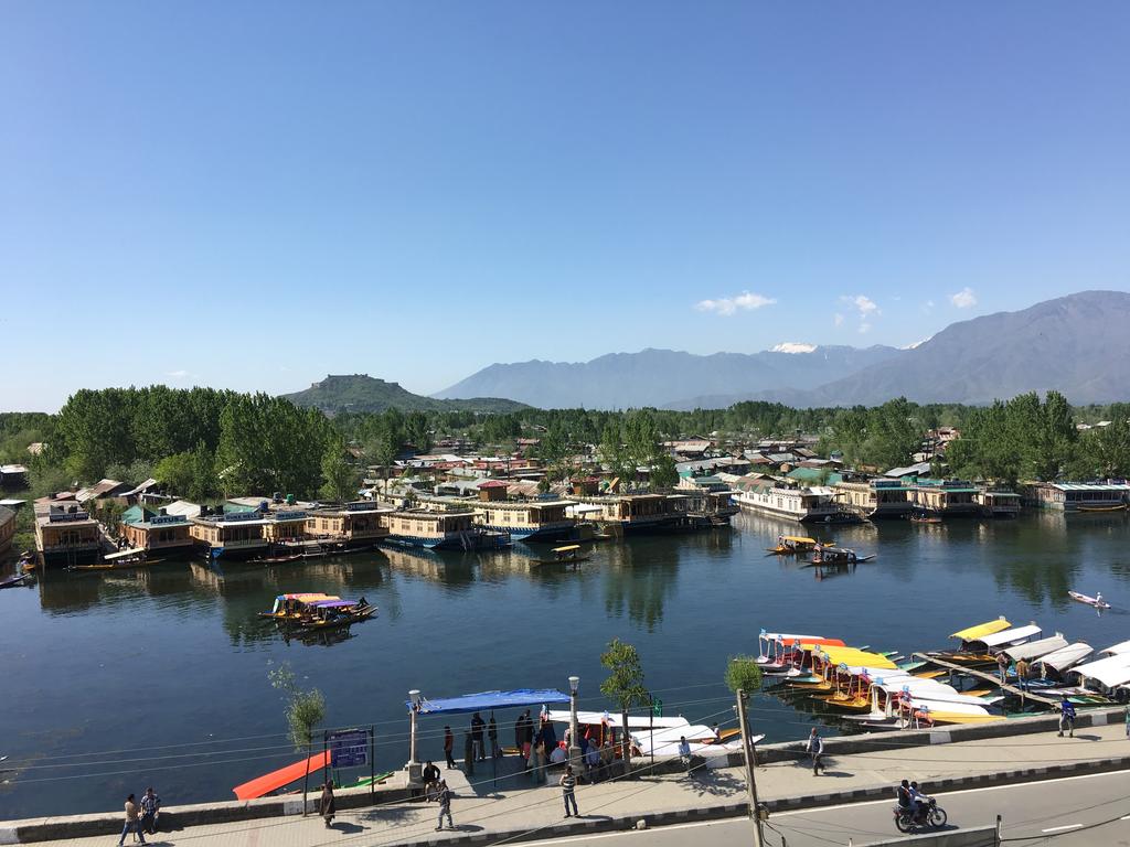 Hotel Zamrud at Dal Lake - Tap to explore photos