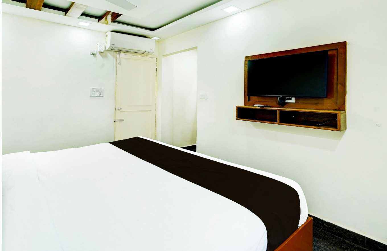 Townhouse R S PURAM Junction Formerly Hotel Venition Inn - Tap to explore photos
