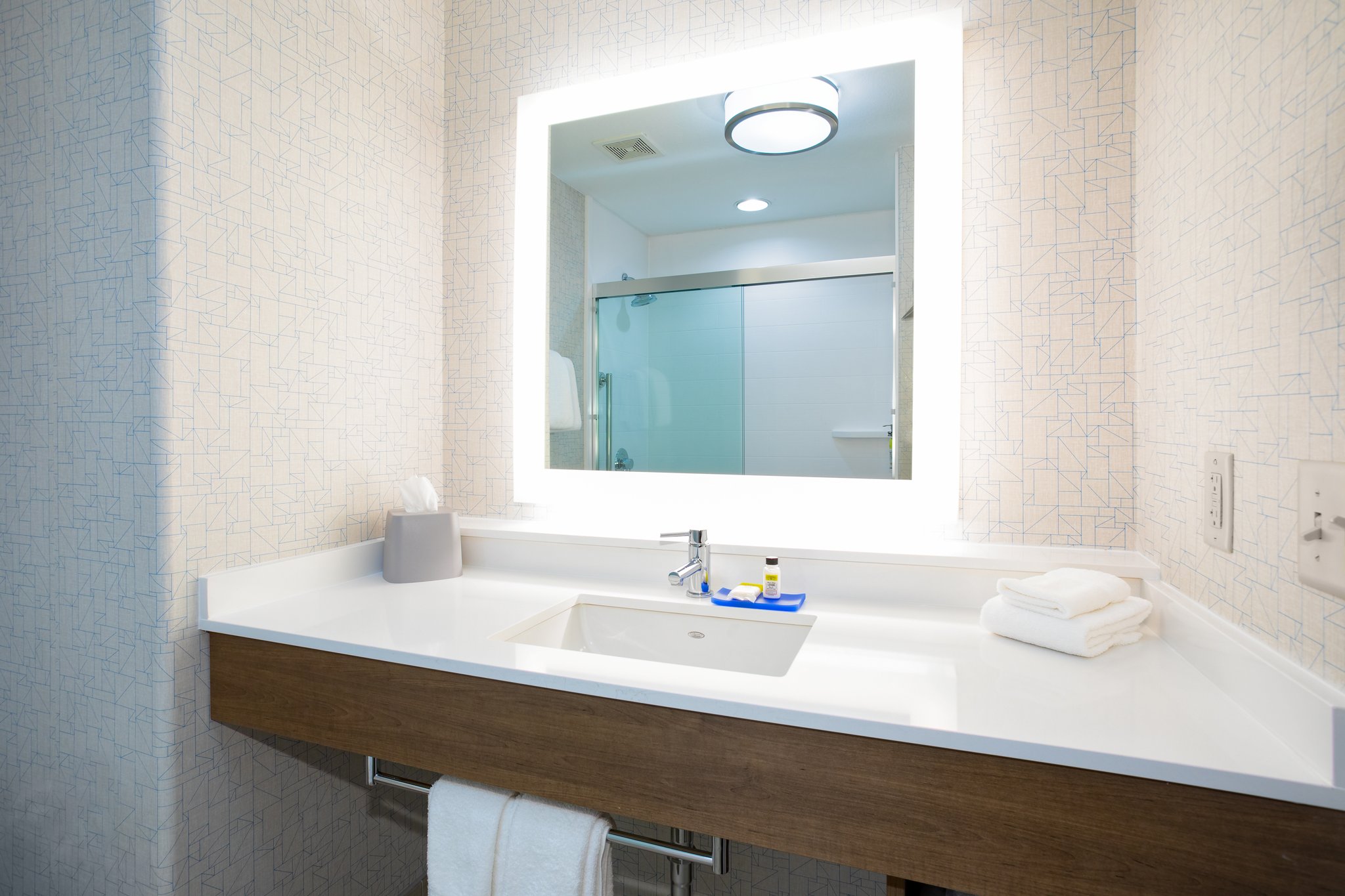 Holiday Inn Express & Suites Phoenix - Glendale Sports Dist - Tap to explore photos