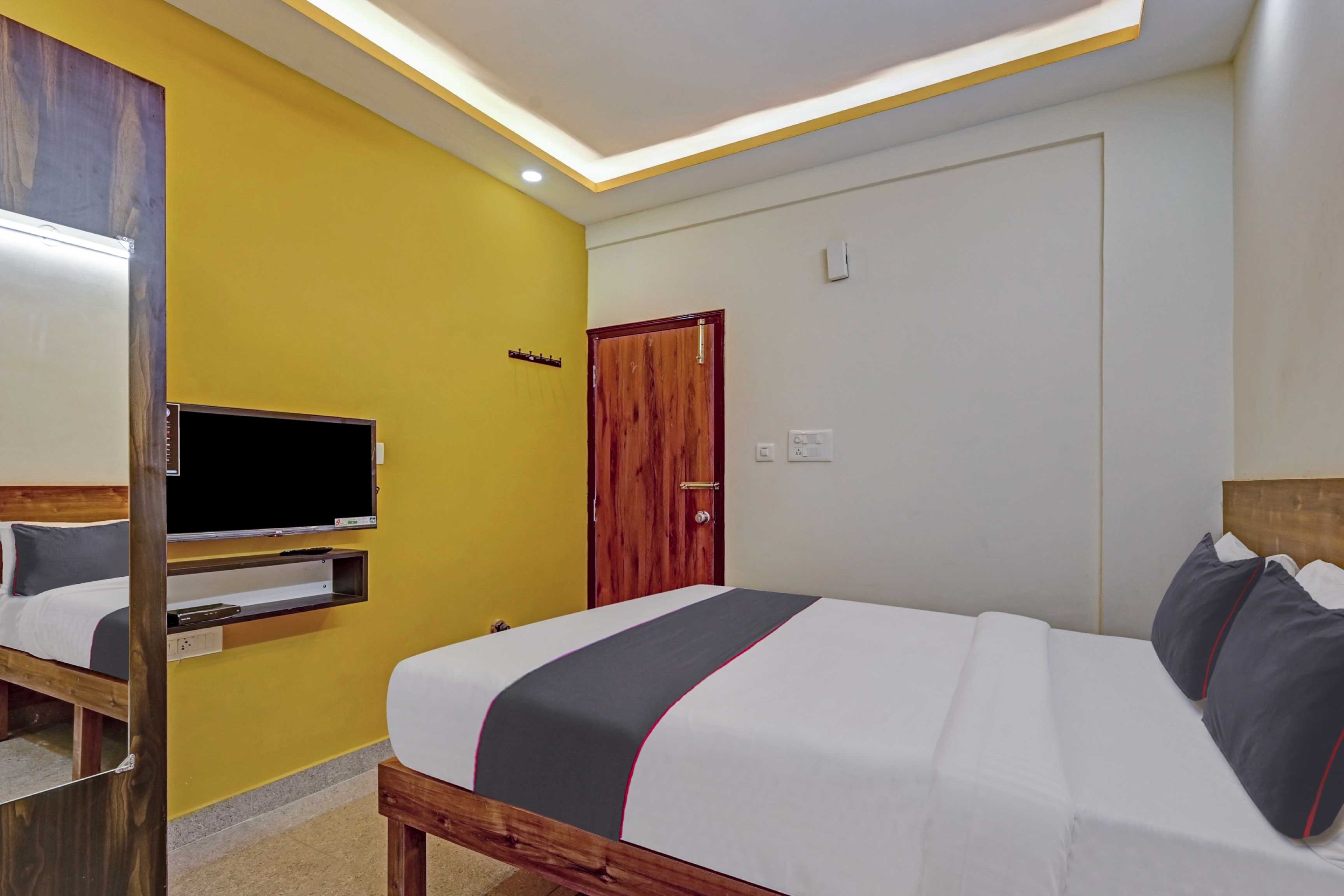 Super Hotel O Sri Sapthagiri Comforts - Tap to explore photos