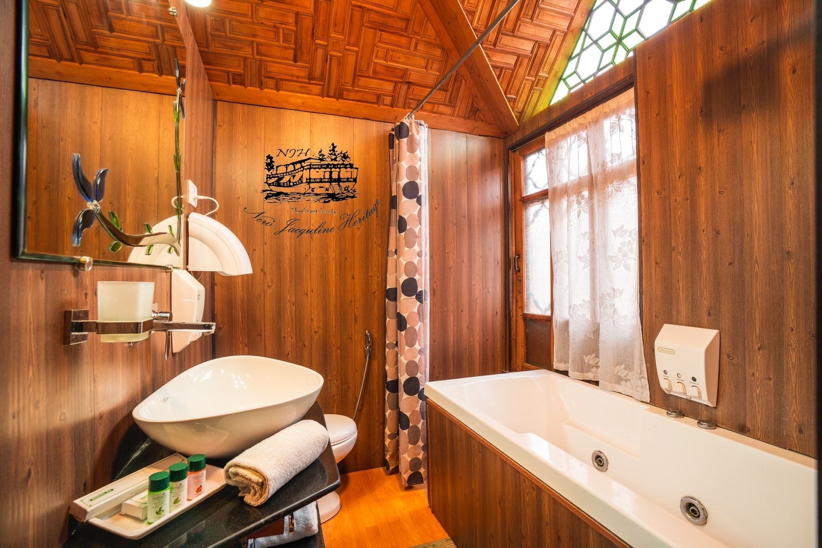 New Jacquline Heritage Houseboats - Tap to explore photos