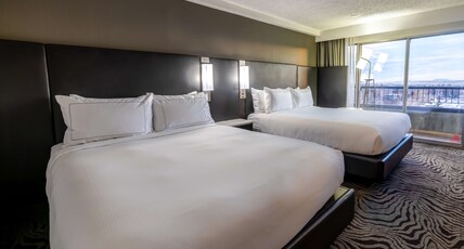 DoubleTree by Hilton Calgary North Room Type - 2 QUEEN BEDS