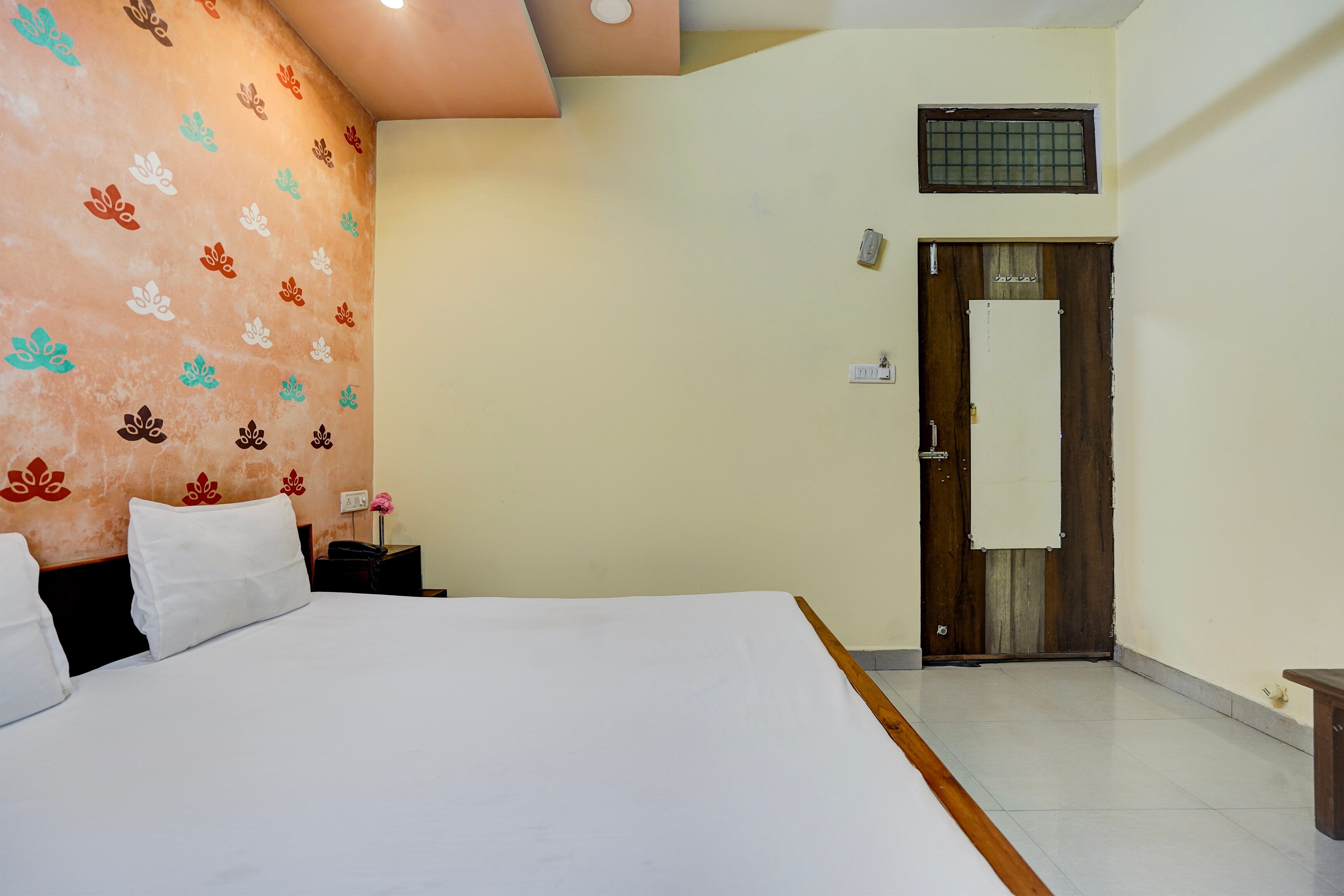Hotel O by OYO Shyam Utsav - Tap to explore photos