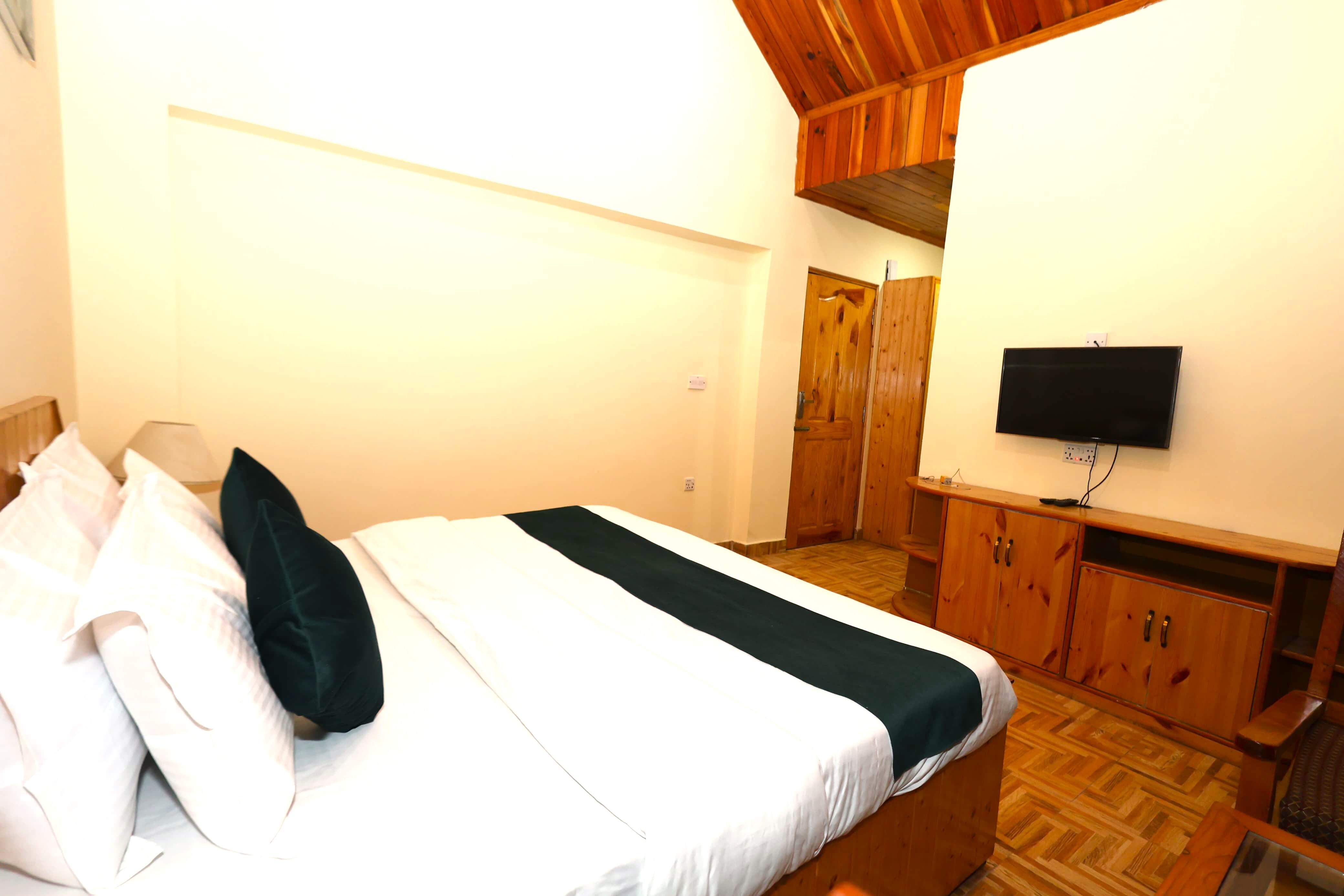 Royal Pearl Inn - Tap to explore photos