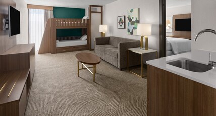 Holiday Inn MORGANTOWN - READING AREA Room Type - 1 Bedroom Suite 2 Queen 1 Bunk Bed