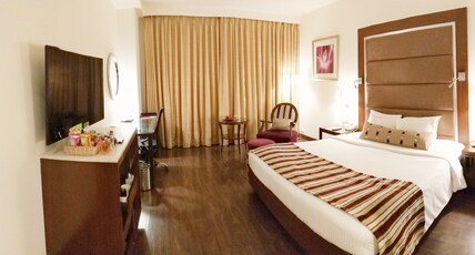 Royal Orchid Central Pune Room Type - Club Room with Bathtub