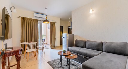 Sereno Pebbles 1 cosy 1bhk w pool, gym, games Room Type - Sereno Pebbles 1 cosy 1bhk w pool, gym, games