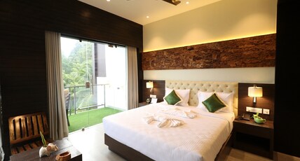 Sea Hills Hotel Room Type - Premium Suite with Bathtub - Sea View