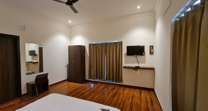 Hotel Galaxy Grand Room Type - Super Deluxe Room