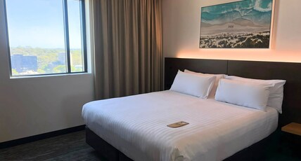 Holiday Inn WEST PERTH Room Type - 1 King Bed Standard Neighbourhood View