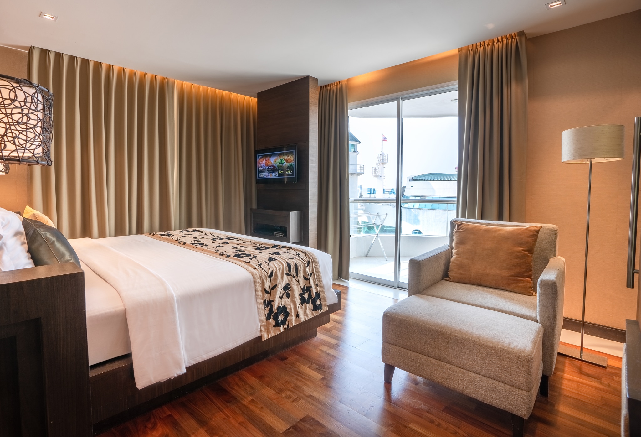 A-One Pattaya Beach Resort - Tap to explore photos