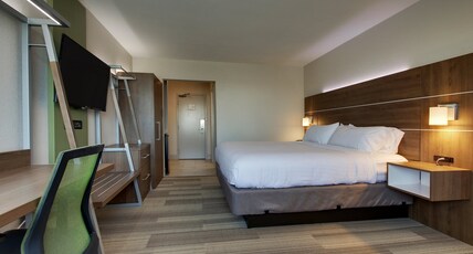 Holiday Inn Express & Suites Wapakoneta, an IHG Hotel Room Type - 1 King Standard