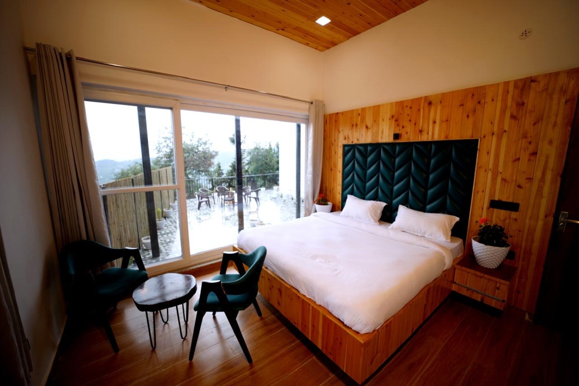 Cheerful hill top 3 bedroom cottage in Mukteshwar - Tap to explore photos