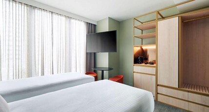 Quincy Hotel Melbourne Room Type - Quincy Queen or Twin Room